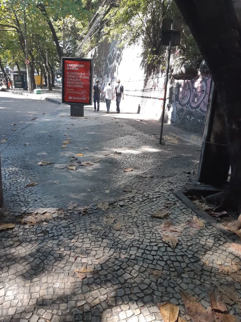 Realocação do totem para facilitar os ciclistas na Rua Humaitá